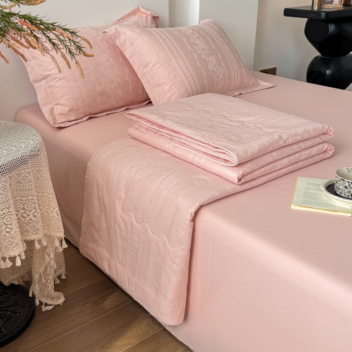 91家纺网 家纺一手货源 找家纺 宜家坊 2026春夏新款全棉60S长绒棉立体厚织提花夏被四件套 花漾甜心-唯美粉