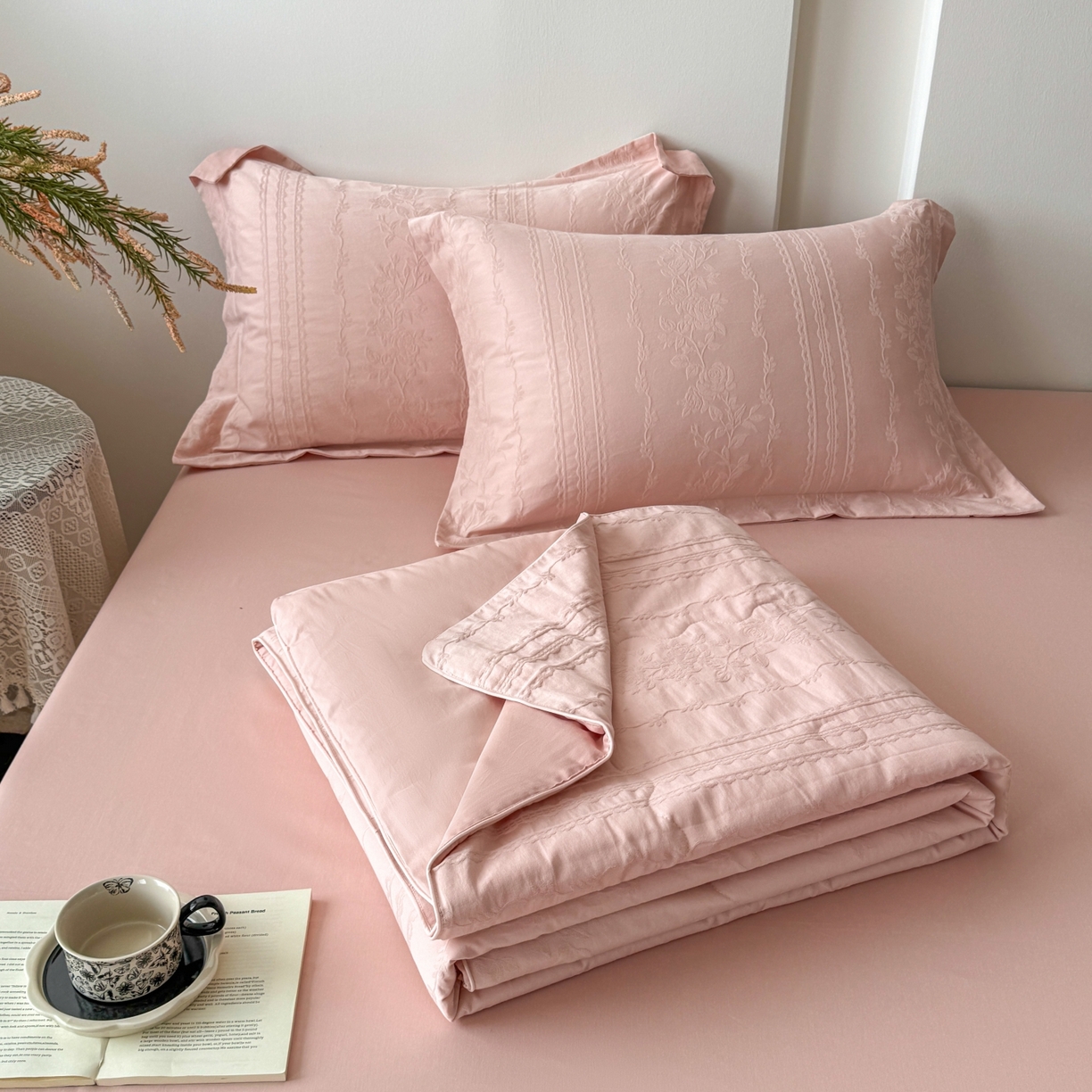 91家纺网 家纺一手货源 找家纺 宜家坊 2026春夏新款全棉60S长绒棉立体厚织提花夏被四件套 花漾甜心-唯美粉