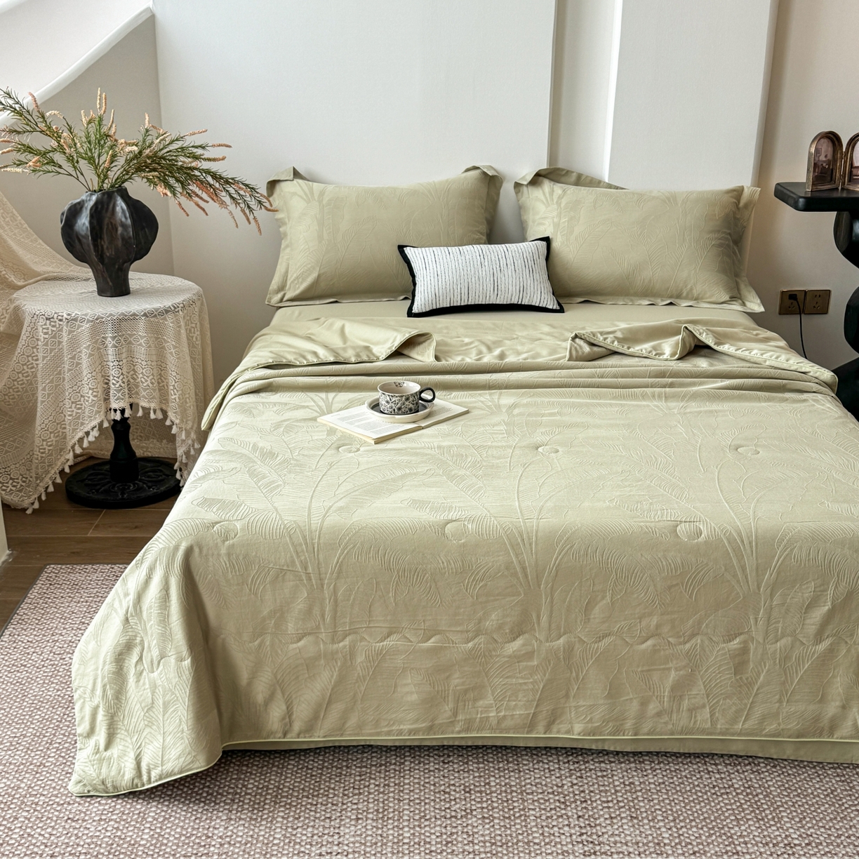 91家纺网 家纺一手货源 找家纺 宜家坊 2026春夏新款全棉60S长绒棉立体厚织提花夏被四件套 焦野-奶绿