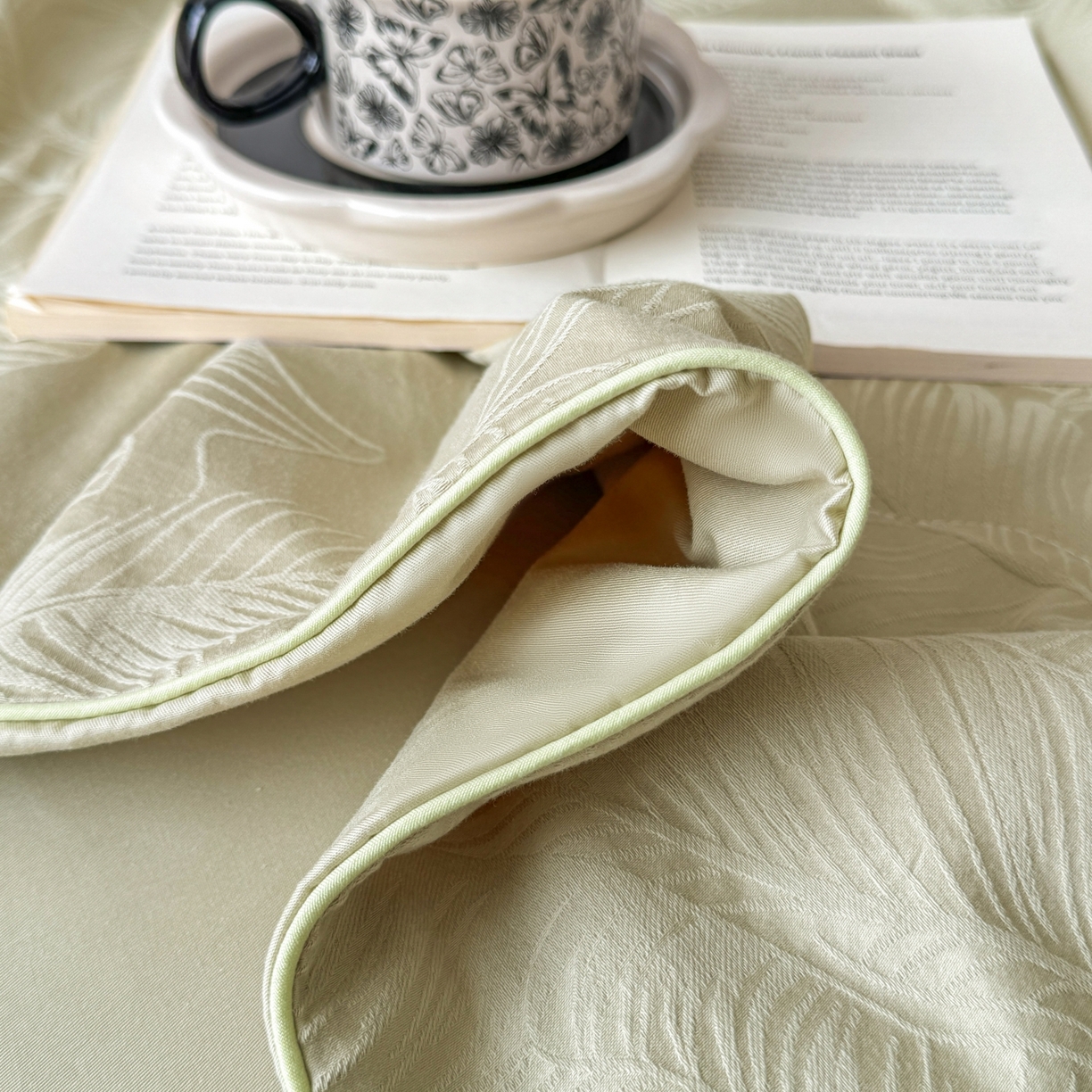 91家纺网 家纺一手货源 找家纺 宜家坊 2026春夏新款全棉60S长绒棉立体厚织提花夏被四件套 焦野-奶绿