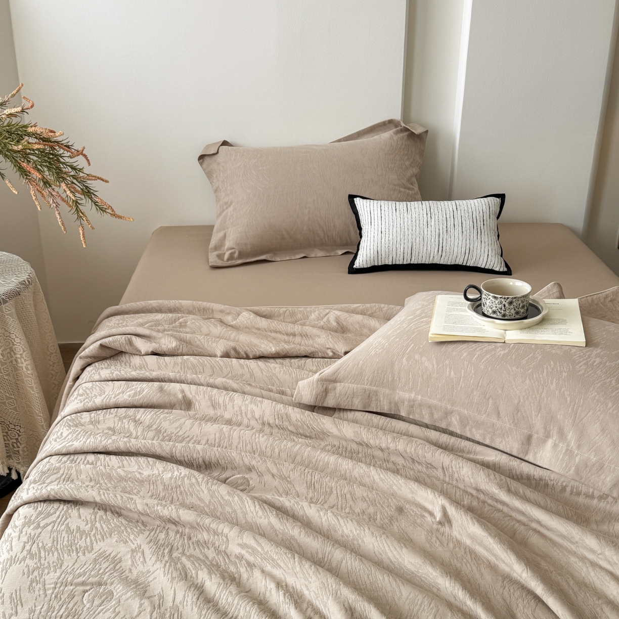 91家纺网 家纺一手货源 找家纺 宜家坊 2026春夏新款全棉60S长绒棉立体厚织提花夏被四件套 克拉拉-金属灰