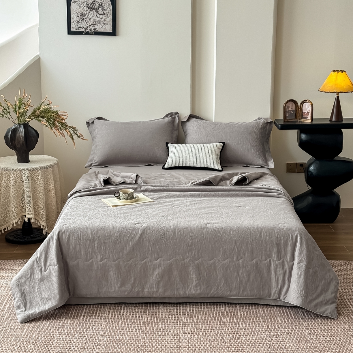 91家纺网 家纺一手货源 找家纺 宜家坊 2026春夏新款全棉60S长绒棉立体厚织提花夏被四件套 克拉拉-太空灰