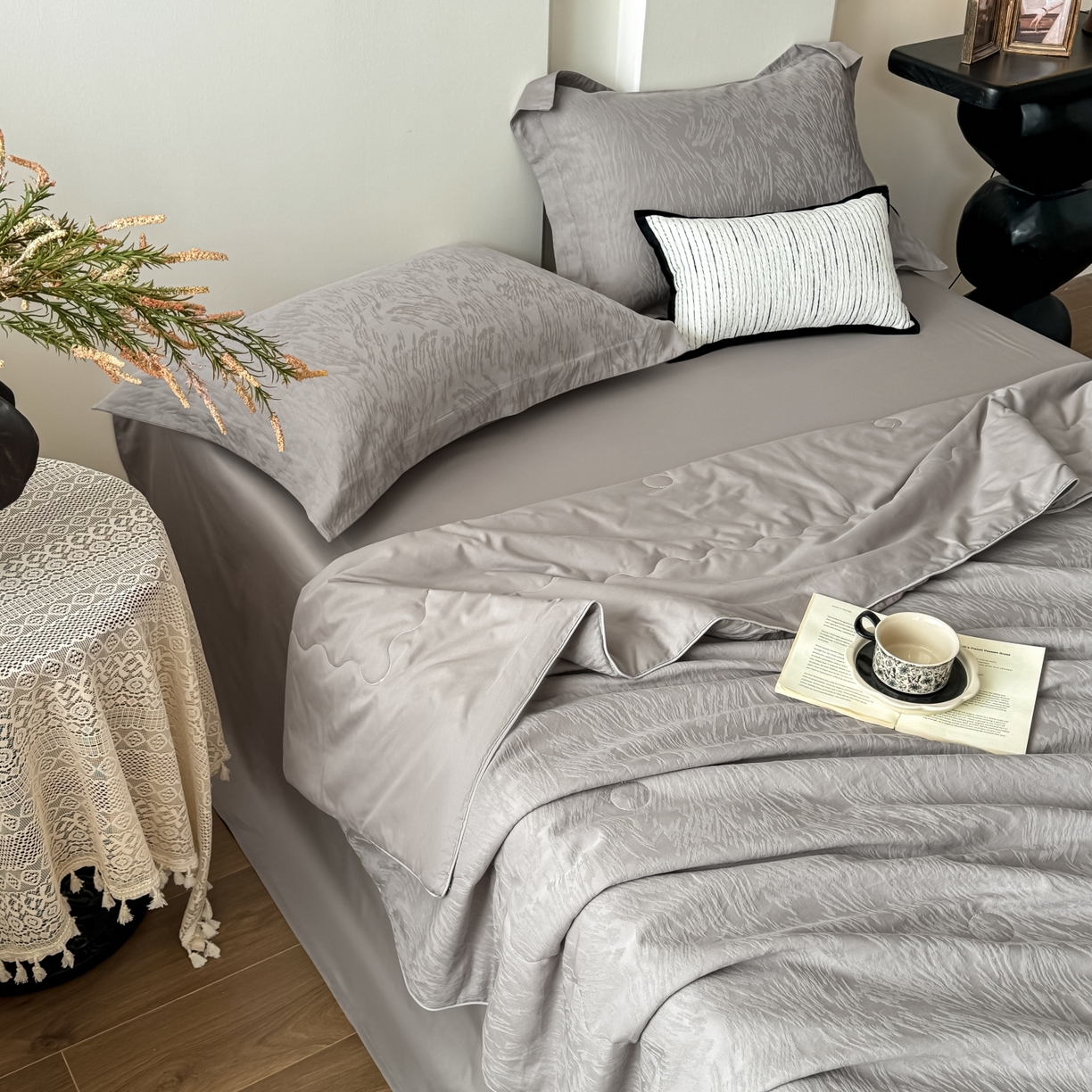 91家纺网 家纺一手货源 找家纺 宜家坊 2026春夏新款全棉60S长绒棉立体厚织提花夏被四件套 克拉拉-太空灰