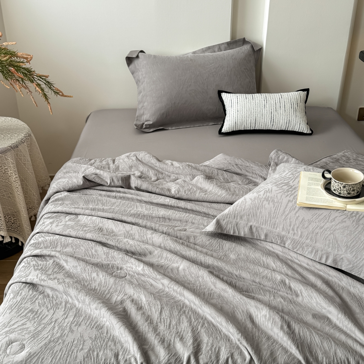 91家纺网 家纺一手货源 找家纺 宜家坊 2026春夏新款全棉60S长绒棉立体厚织提花夏被四件套 克拉拉-太空灰