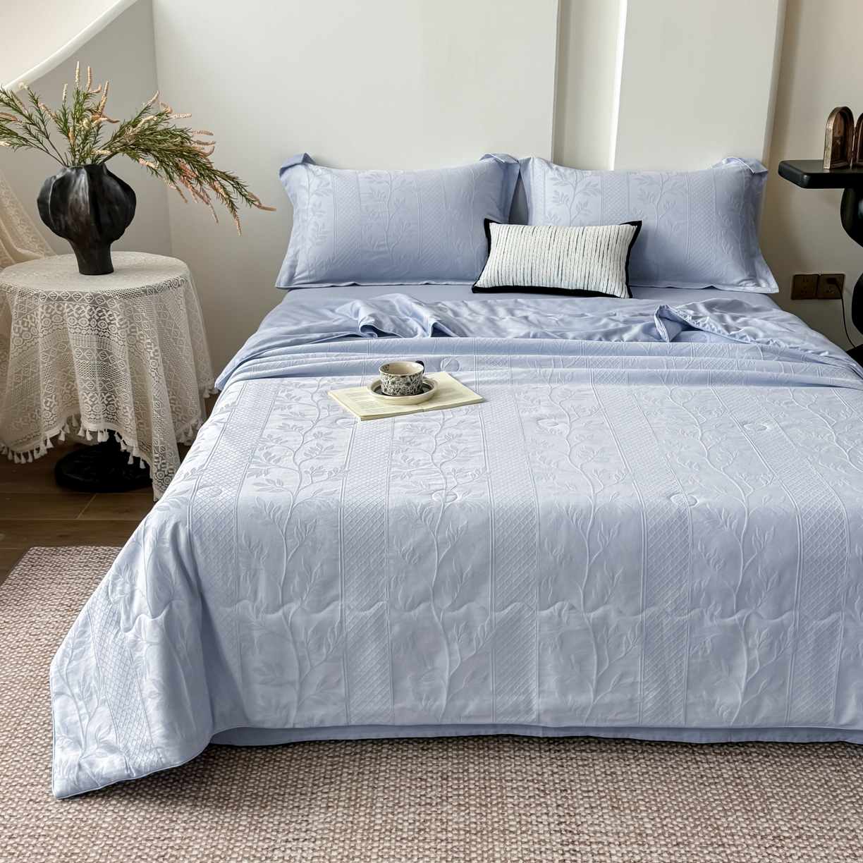 91家纺网 家纺一手货源 找家纺 宜家坊 2026春夏新款全棉60S长绒棉立体厚织提花夏被四件套 芊芊叶语-云水蓝