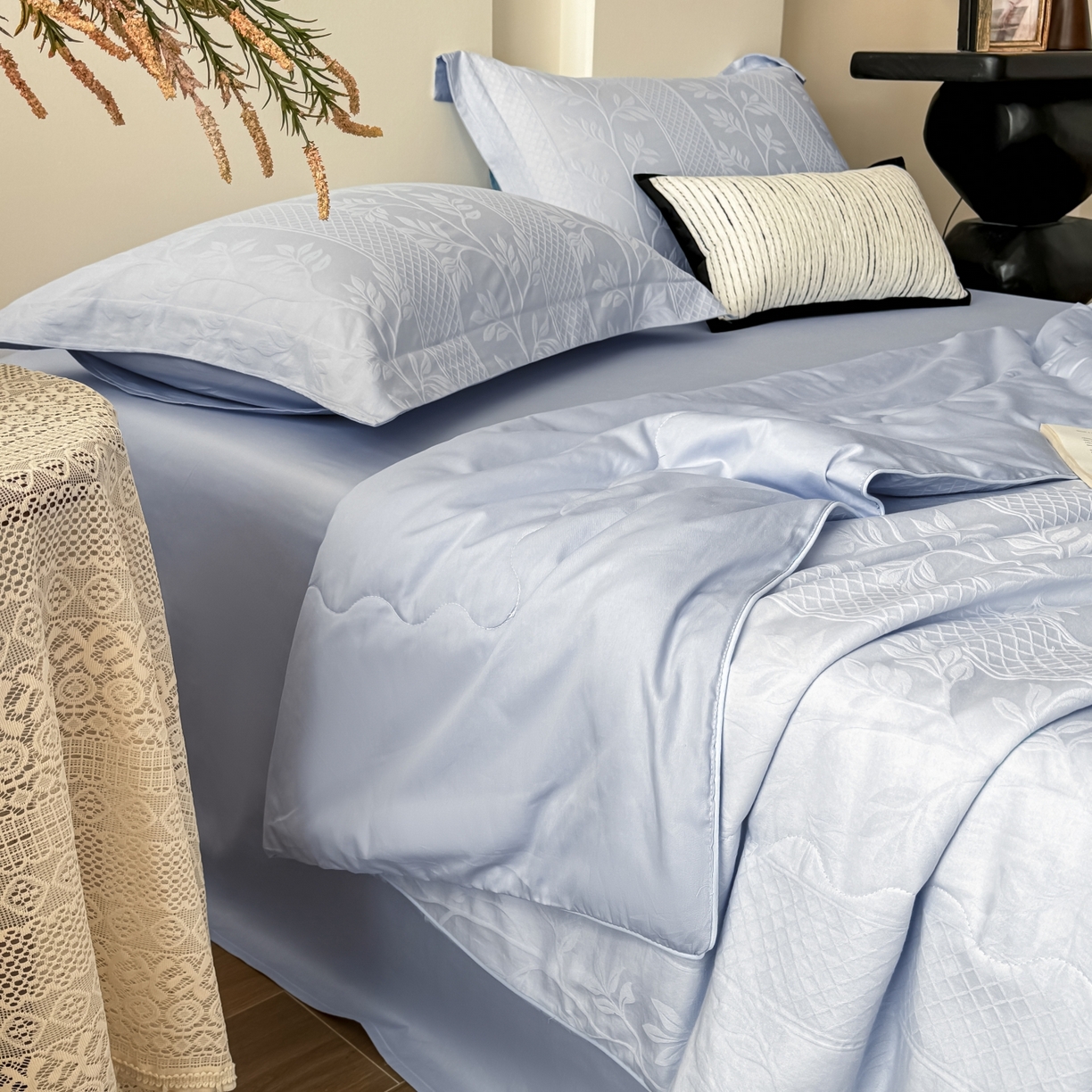 91家纺网 家纺一手货源 找家纺 宜家坊 2026春夏新款全棉60S长绒棉立体厚织提花夏被四件套 芊芊叶语-云水蓝