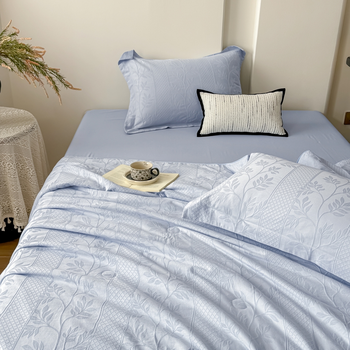 91家纺网 家纺一手货源 找家纺 宜家坊 2026春夏新款全棉60S长绒棉立体厚织提花夏被四件套 芊芊叶语-云水蓝