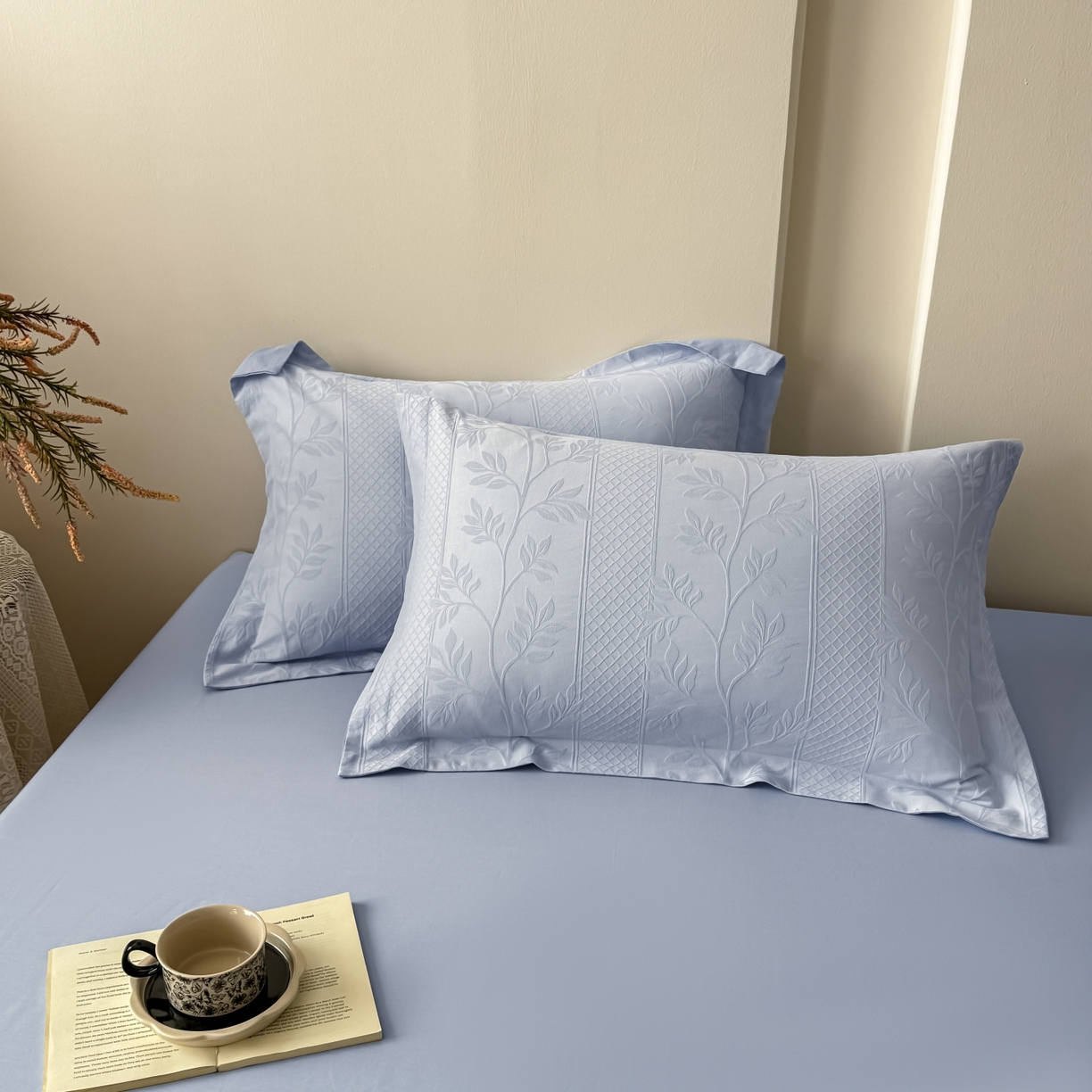 91家纺网 家纺一手货源 找家纺 宜家坊 2026春夏新款全棉60S长绒棉立体厚织提花夏被四件套 芊芊叶语-云水蓝