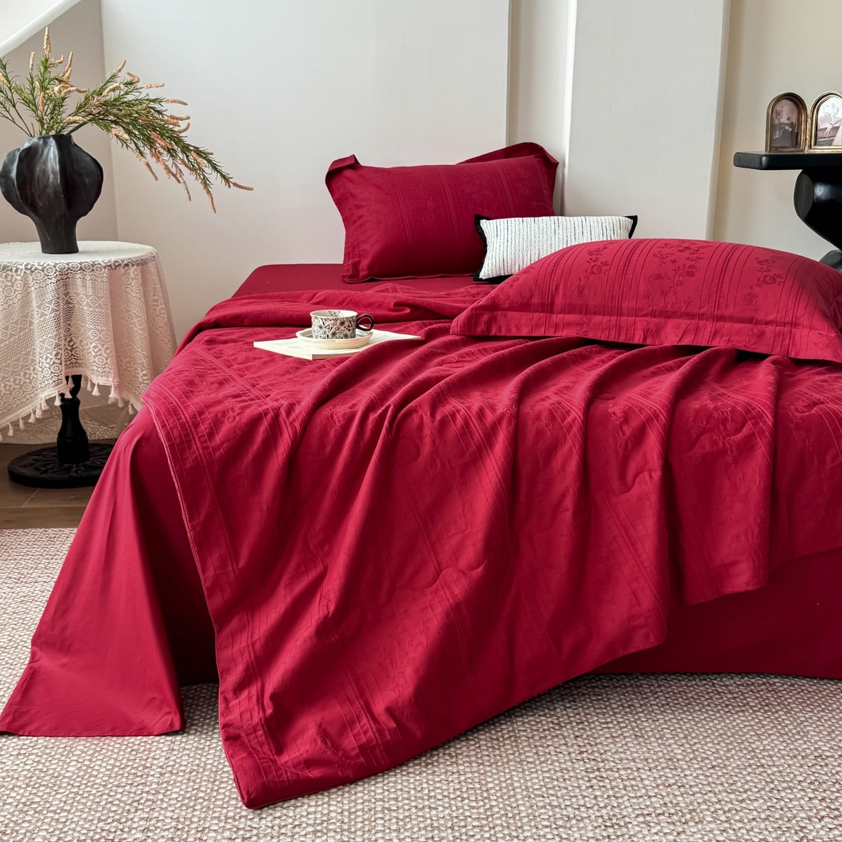 91家纺网 家纺一手货源 找家纺 宜家坊 2026春夏新款全棉60S长绒棉立体厚织提花夏被四件套 沁香-大红