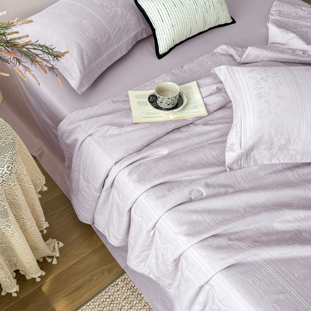 91家纺网 家纺一手货源 找家纺 宜家坊 2026春夏新款全棉60S长绒棉立体厚织提花夏被四件套 沁香-淡雅紫