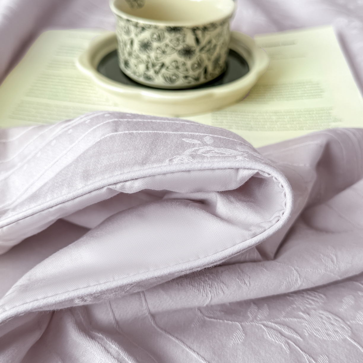 91家纺网 家纺一手货源 找家纺 宜家坊 2026春夏新款全棉60S长绒棉立体厚织提花夏被四件套 沁香-淡雅紫