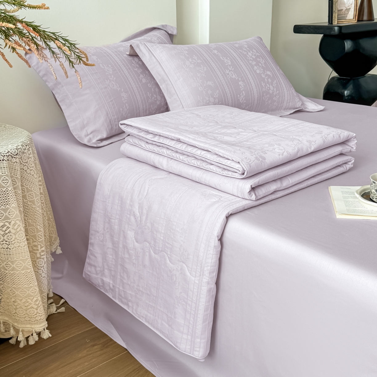 91家纺网 家纺一手货源 找家纺 宜家坊 2026春夏新款全棉60S长绒棉立体厚织提花夏被四件套 沁香-淡雅紫
