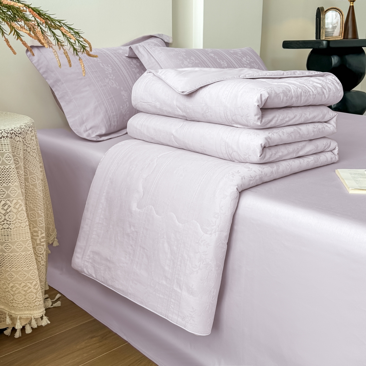 91家纺网 家纺一手货源 找家纺 宜家坊 2026春夏新款全棉60S长绒棉立体厚织提花夏被四件套 沁香-淡雅紫