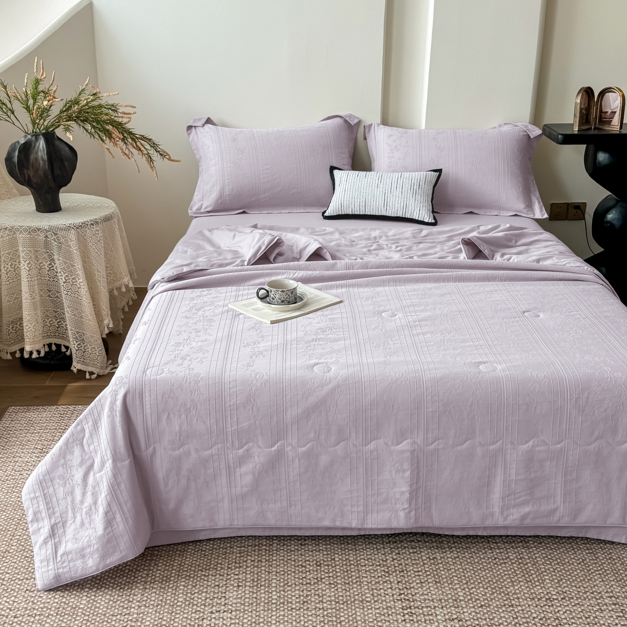 91家纺网 家纺一手货源 找家纺 宜家坊 2026春夏新款全棉60S长绒棉立体厚织提花夏被四件套 沁香-淡雅紫