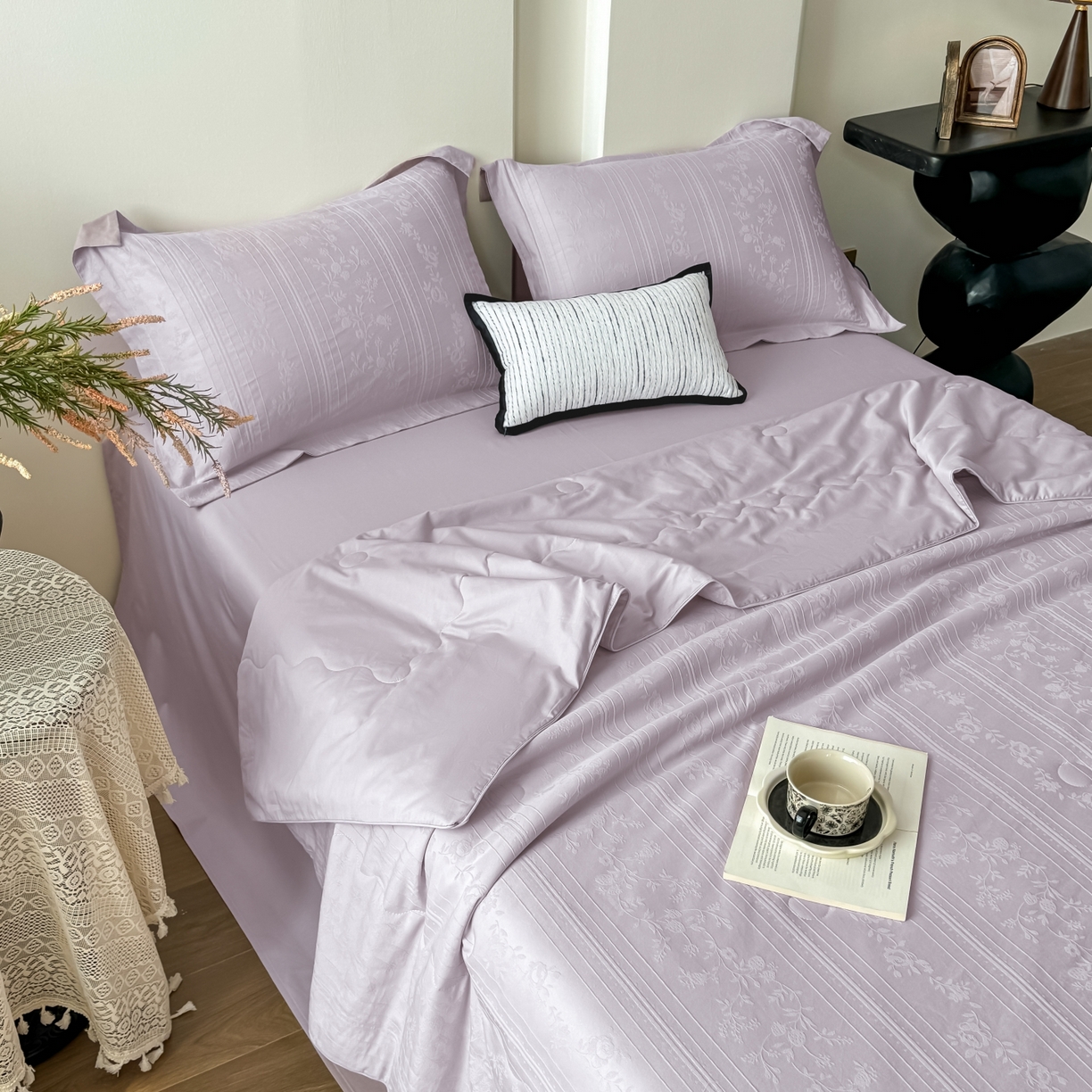 91家纺网 家纺一手货源 找家纺 宜家坊 2026春夏新款全棉60S长绒棉立体厚织提花夏被四件套 沁香-淡雅紫