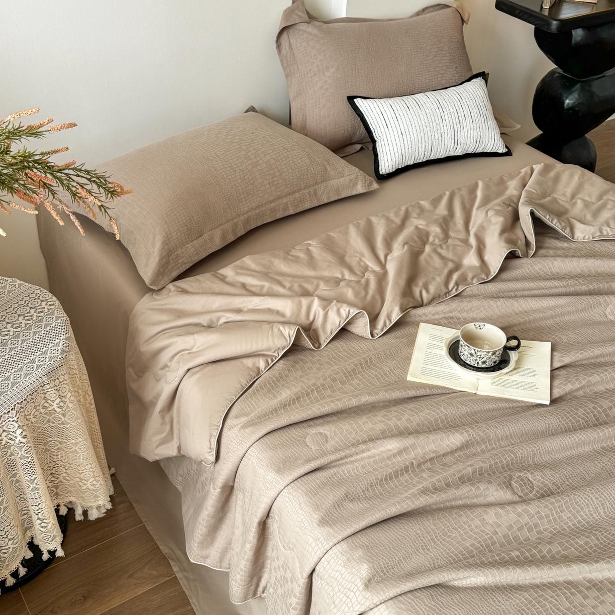 91家纺网 家纺一手货源 找家纺 宜家坊 2026春夏新款全棉60S长绒棉立体厚织提花夏被四件套 石烁-金属灰