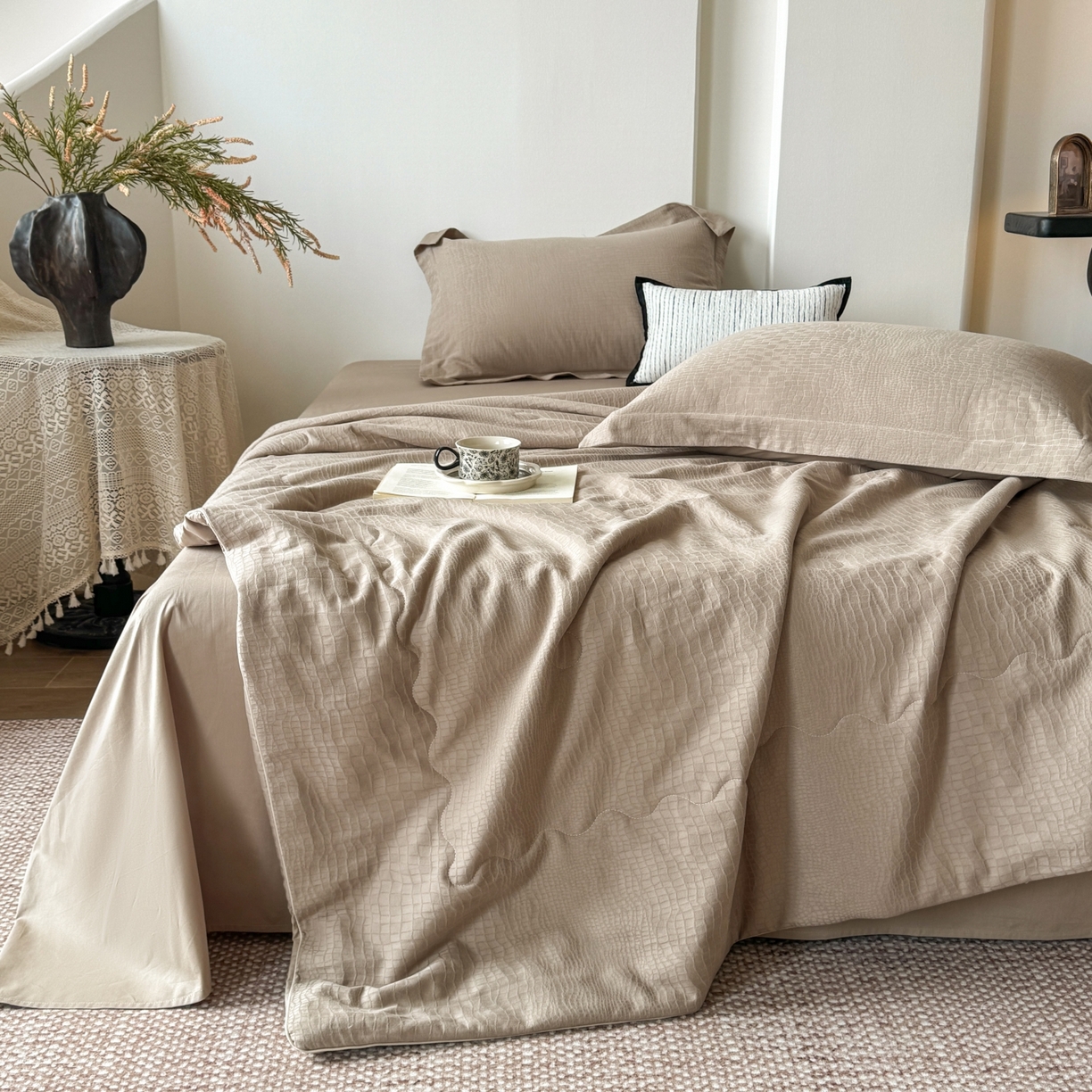 91家纺网 家纺一手货源 找家纺 宜家坊 2026春夏新款全棉60S长绒棉立体厚织提花夏被四件套 石烁-金属灰