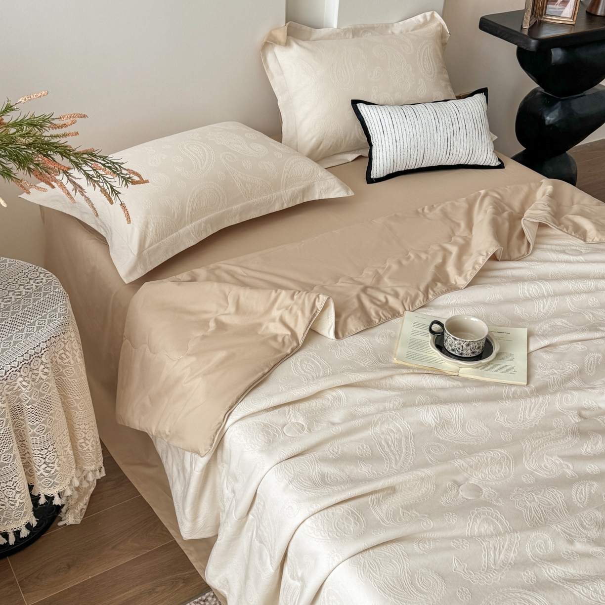 91家纺网 家纺一手货源 找家纺 宜家坊 2026春夏新款全棉60S长绒棉立体厚织提花夏被四件套 腰果-米杏