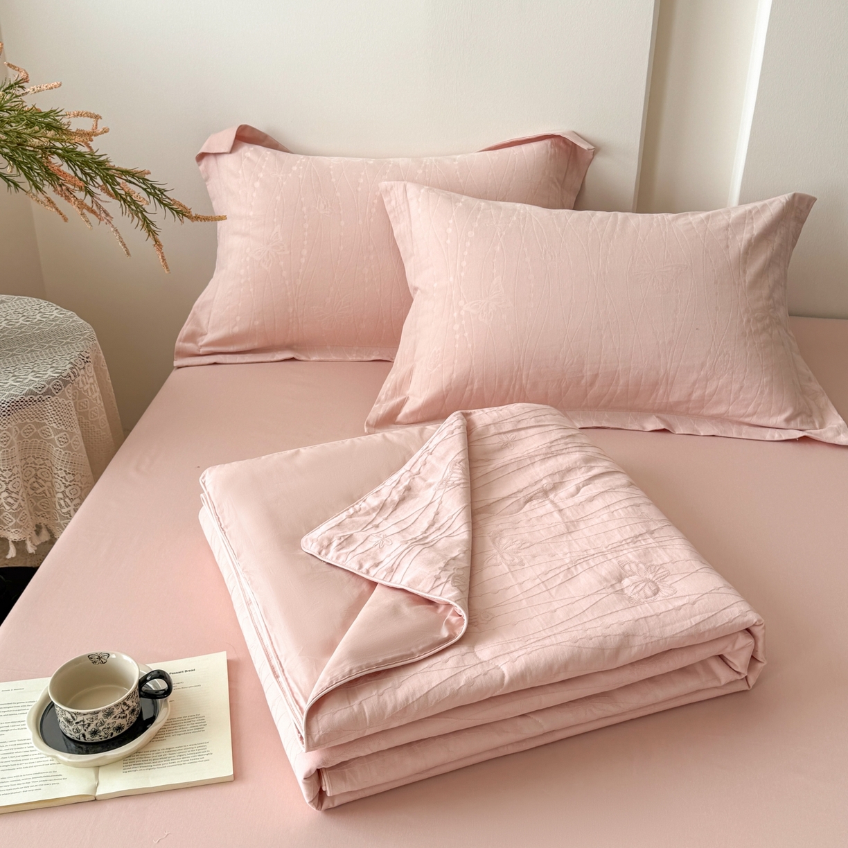 91家纺网 家纺一手货源 找家纺 宜家坊 2026春夏新款全棉60S长绒棉立体厚织提花夏被四件套单夏被枕套夏凉被空调被 蝶梦-唯美粉