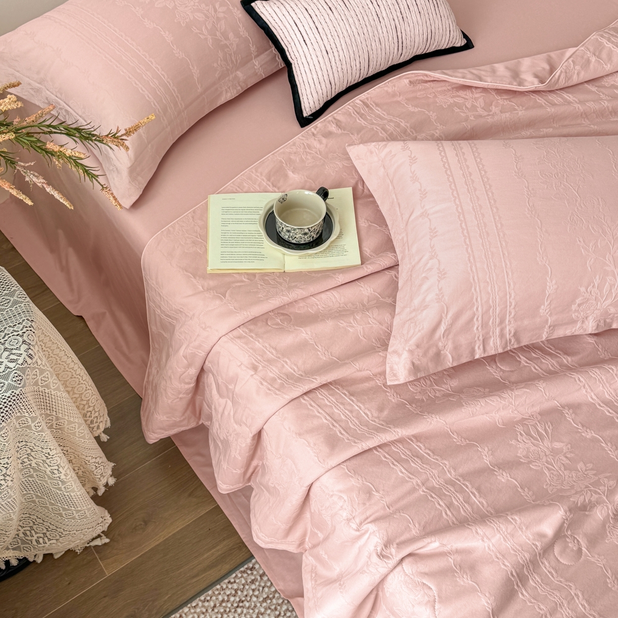 91家纺网 家纺一手货源 找家纺 宜家坊 2026春夏新款全棉60S长绒棉立体厚织提花夏被四件套单夏被枕套夏凉被空调被 花漾甜心-唯美粉