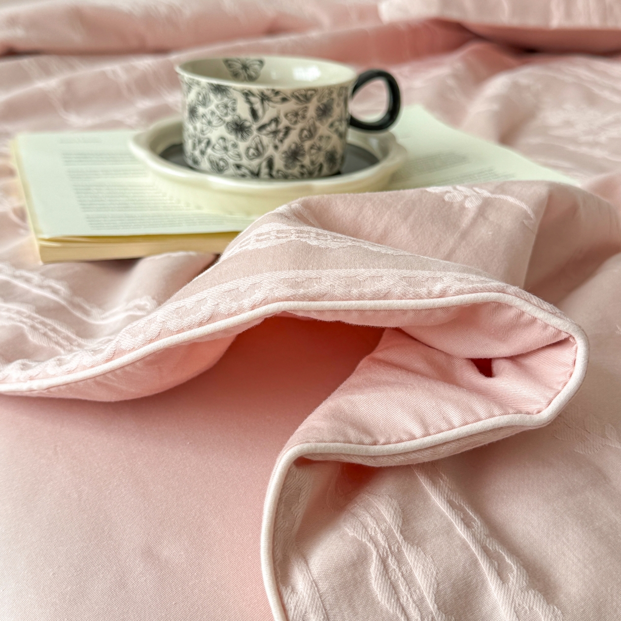 91家纺网 家纺一手货源 找家纺 宜家坊 2026春夏新款全棉60S长绒棉立体厚织提花夏被四件套单夏被枕套夏凉被空调被 花漾甜心-唯美粉