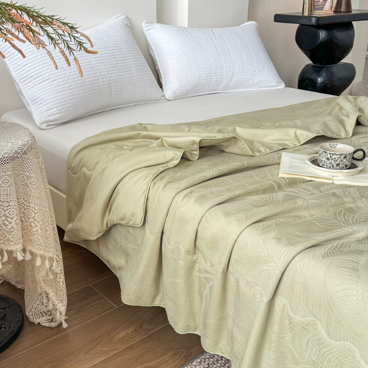 91家纺网 家纺一手货源 找家纺 宜家坊 2026春夏新款全棉60S长绒棉立体厚织提花夏被四件套单夏被枕套夏凉被空调被 焦野-奶绿