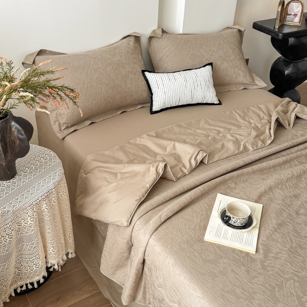 91家纺网 家纺一手货源 找家纺 宜家坊 2026春夏新款全棉60S长绒棉立体厚织提花夏被四件套单夏被枕套夏凉被空调被 克拉拉-金属灰