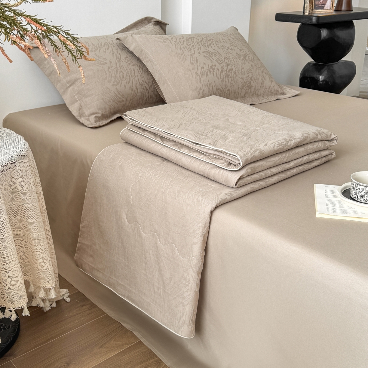 91家纺网 家纺一手货源 找家纺 宜家坊 2026春夏新款全棉60S长绒棉立体厚织提花夏被四件套单夏被枕套夏凉被空调被 克拉拉-金属灰