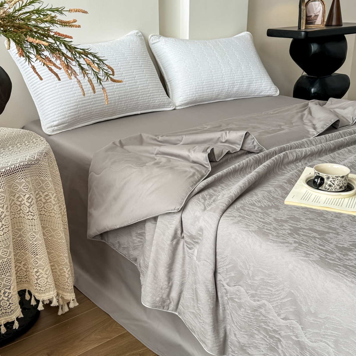 91家纺网 家纺一手货源 找家纺 宜家坊 2026春夏新款全棉60S长绒棉立体厚织提花夏被四件套单夏被枕套夏凉被空调被 克拉拉-太空灰