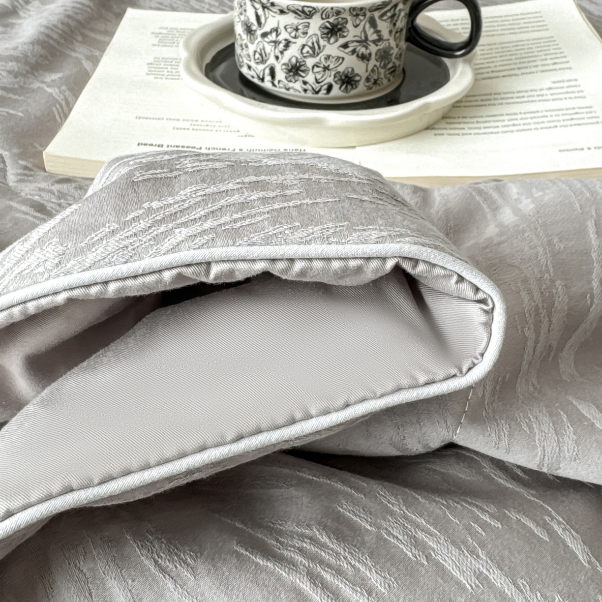 91家纺网 家纺一手货源 找家纺 宜家坊 2026春夏新款全棉60S长绒棉立体厚织提花夏被四件套单夏被枕套夏凉被空调被 克拉拉-太空灰