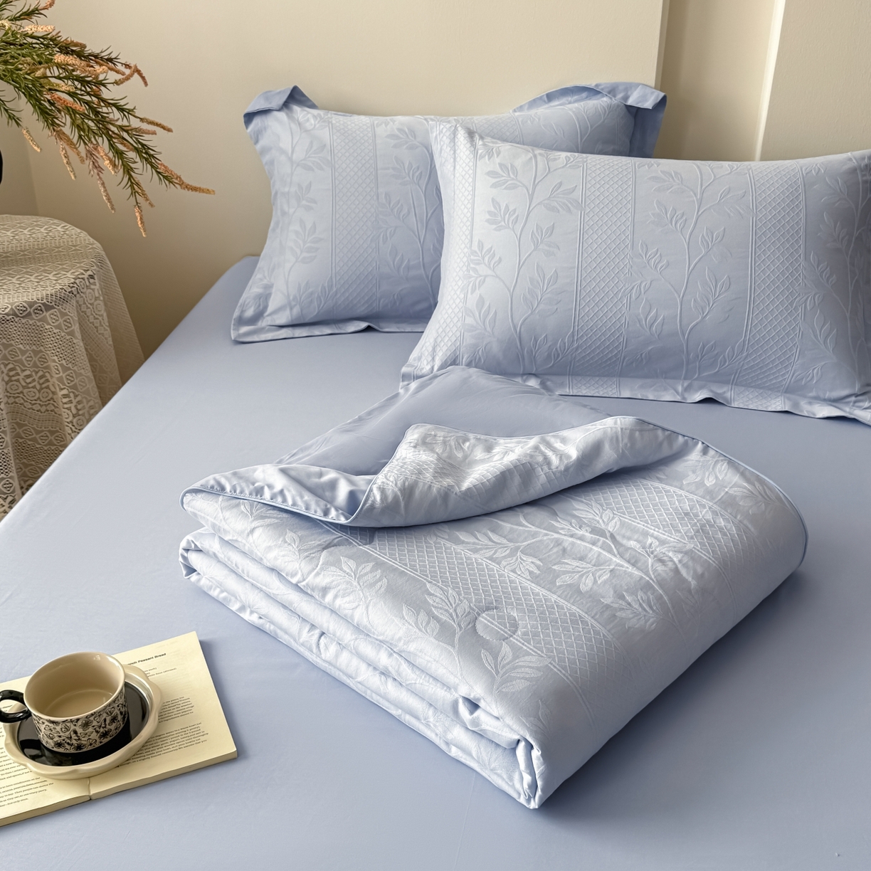 91家纺网 家纺一手货源 找家纺 宜家坊 2026春夏新款全棉60S长绒棉立体厚织提花夏被四件套单夏被枕套夏凉被空调被 芊芊叶语-云水蓝