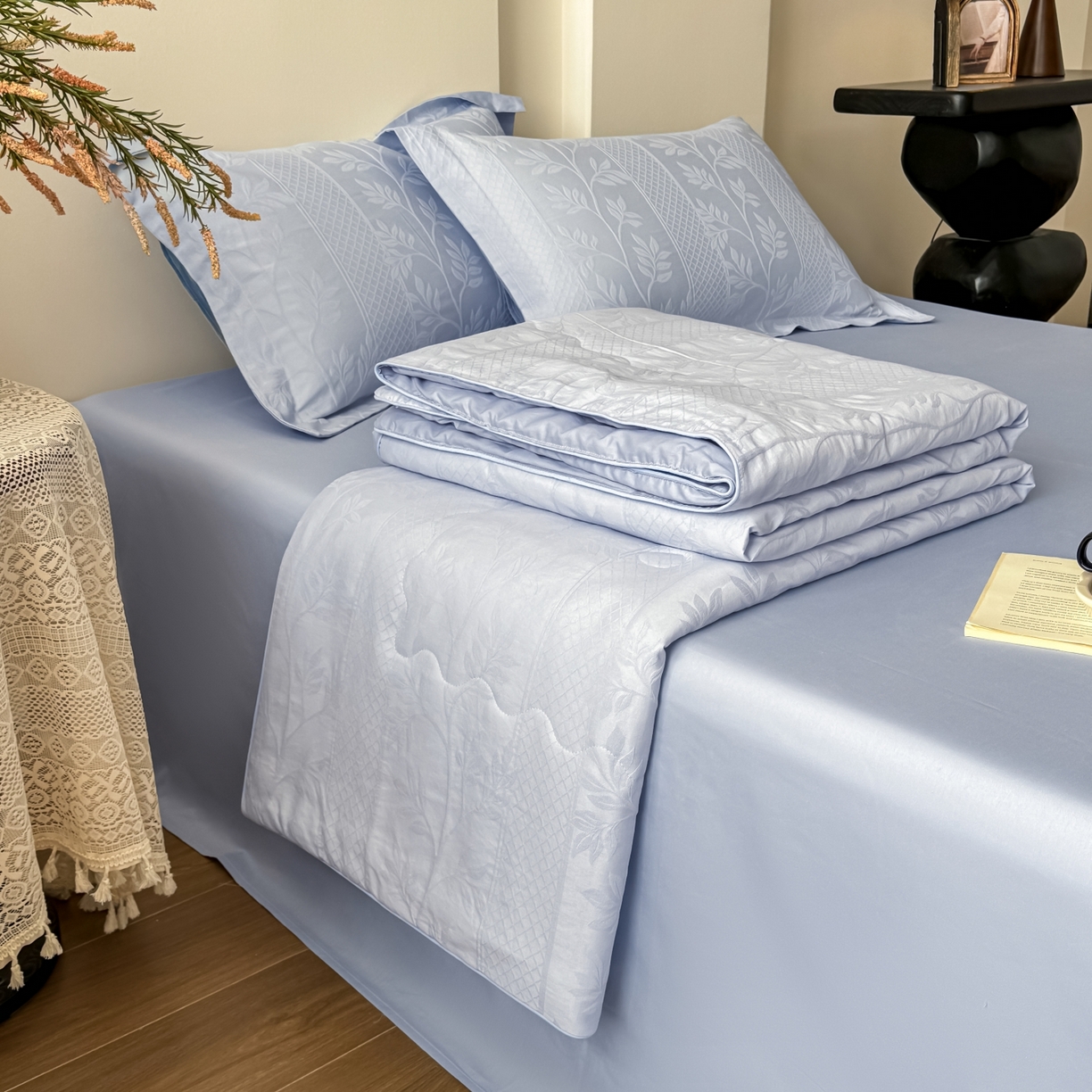 91家纺网 家纺一手货源 找家纺 宜家坊 2026春夏新款全棉60S长绒棉立体厚织提花夏被四件套单夏被枕套夏凉被空调被 芊芊叶语-云水蓝