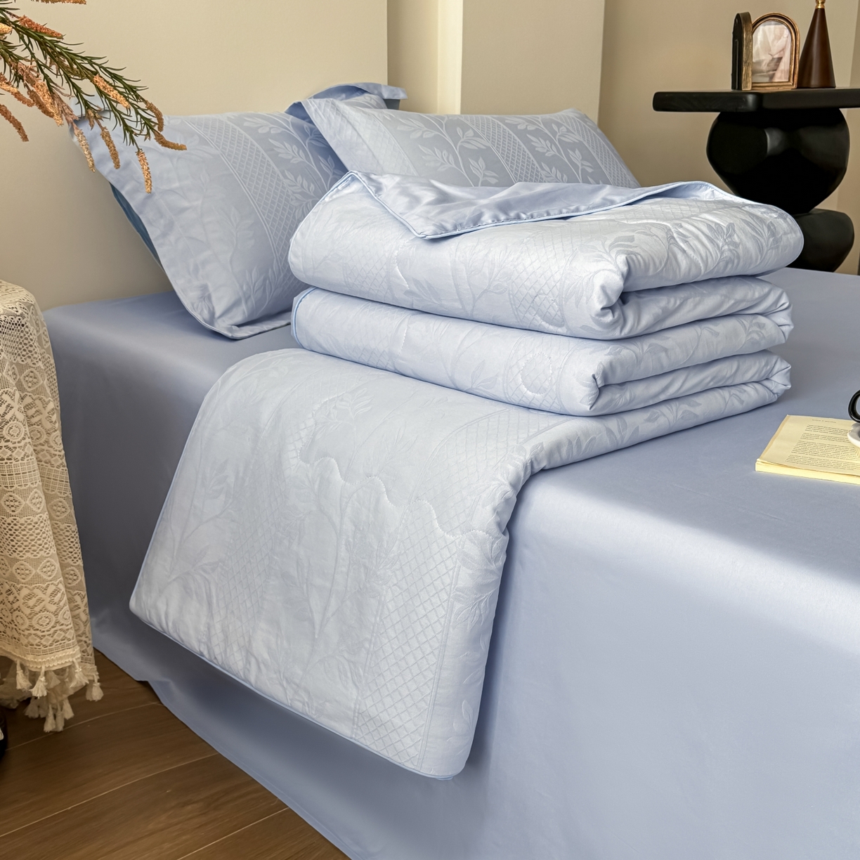 91家纺网 家纺一手货源 找家纺 宜家坊 2026春夏新款全棉60S长绒棉立体厚织提花夏被四件套单夏被枕套夏凉被空调被 芊芊叶语-云水蓝