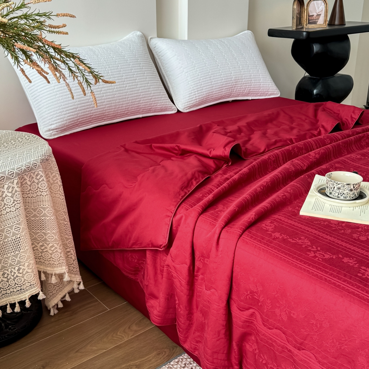 91家纺网 家纺一手货源 找家纺 宜家坊 2026春夏新款全棉60S长绒棉立体厚织提花夏被四件套单夏被枕套夏凉被空调被 沁香-大红