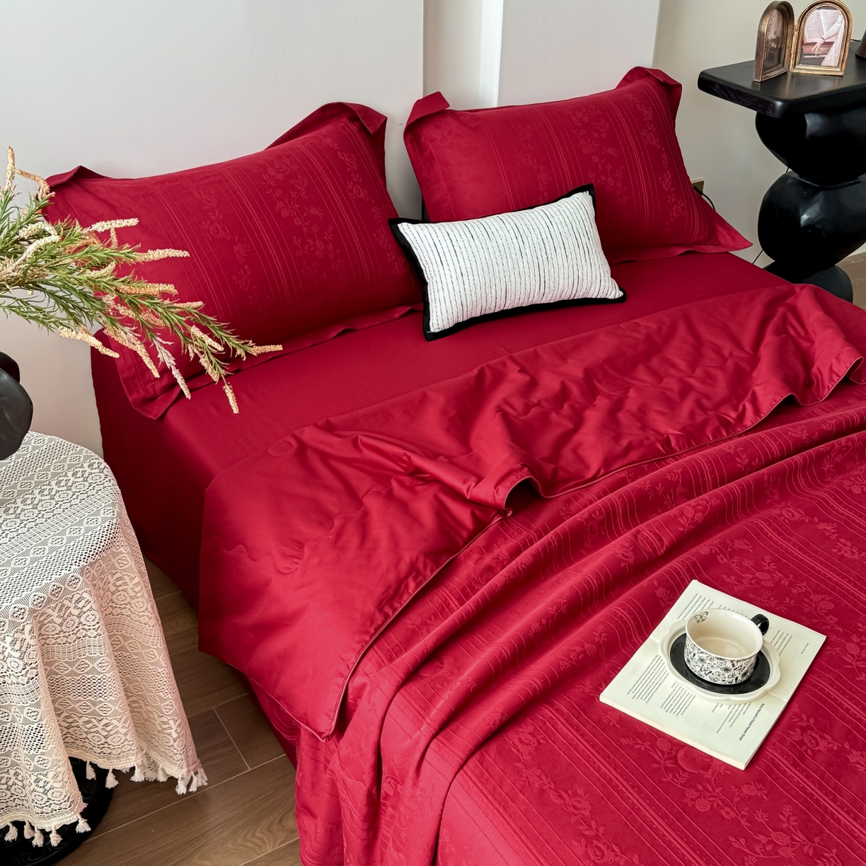 91家纺网 家纺一手货源 找家纺 宜家坊 2026春夏新款全棉60S长绒棉立体厚织提花夏被四件套单夏被枕套夏凉被空调被 沁香-大红