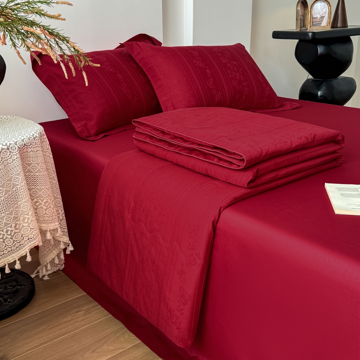 91家纺网 家纺一手货源 找家纺 宜家坊 2026春夏新款全棉60S长绒棉立体厚织提花夏被四件套单夏被枕套夏凉被空调被 沁香-大红