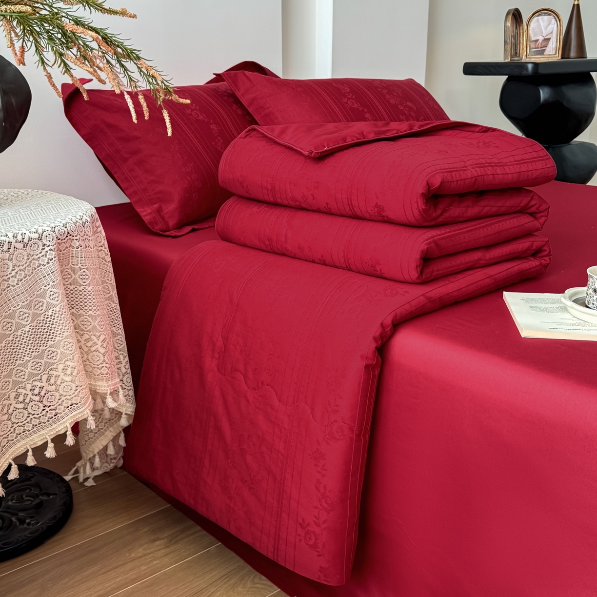 91家纺网 家纺一手货源 找家纺 宜家坊 2026春夏新款全棉60S长绒棉立体厚织提花夏被四件套单夏被枕套夏凉被空调被 沁香-大红