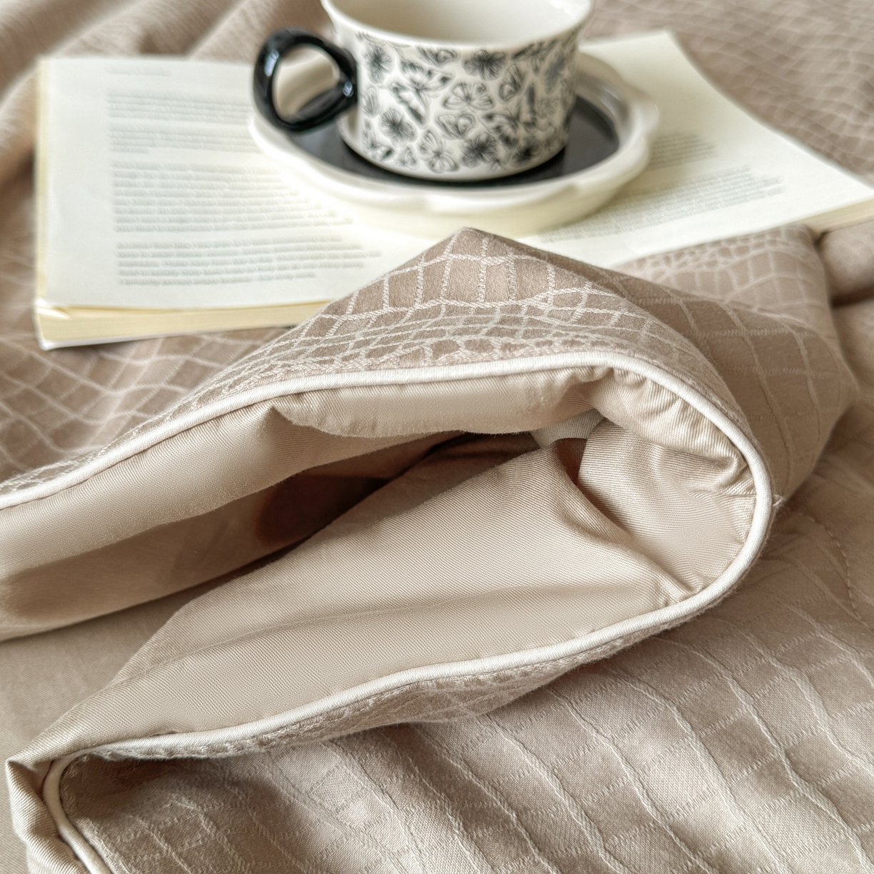 91家纺网 家纺一手货源 找家纺 宜家坊 2026春夏新款全棉60S长绒棉立体厚织提花夏被四件套单夏被枕套夏凉被空调被 石烁-金属灰