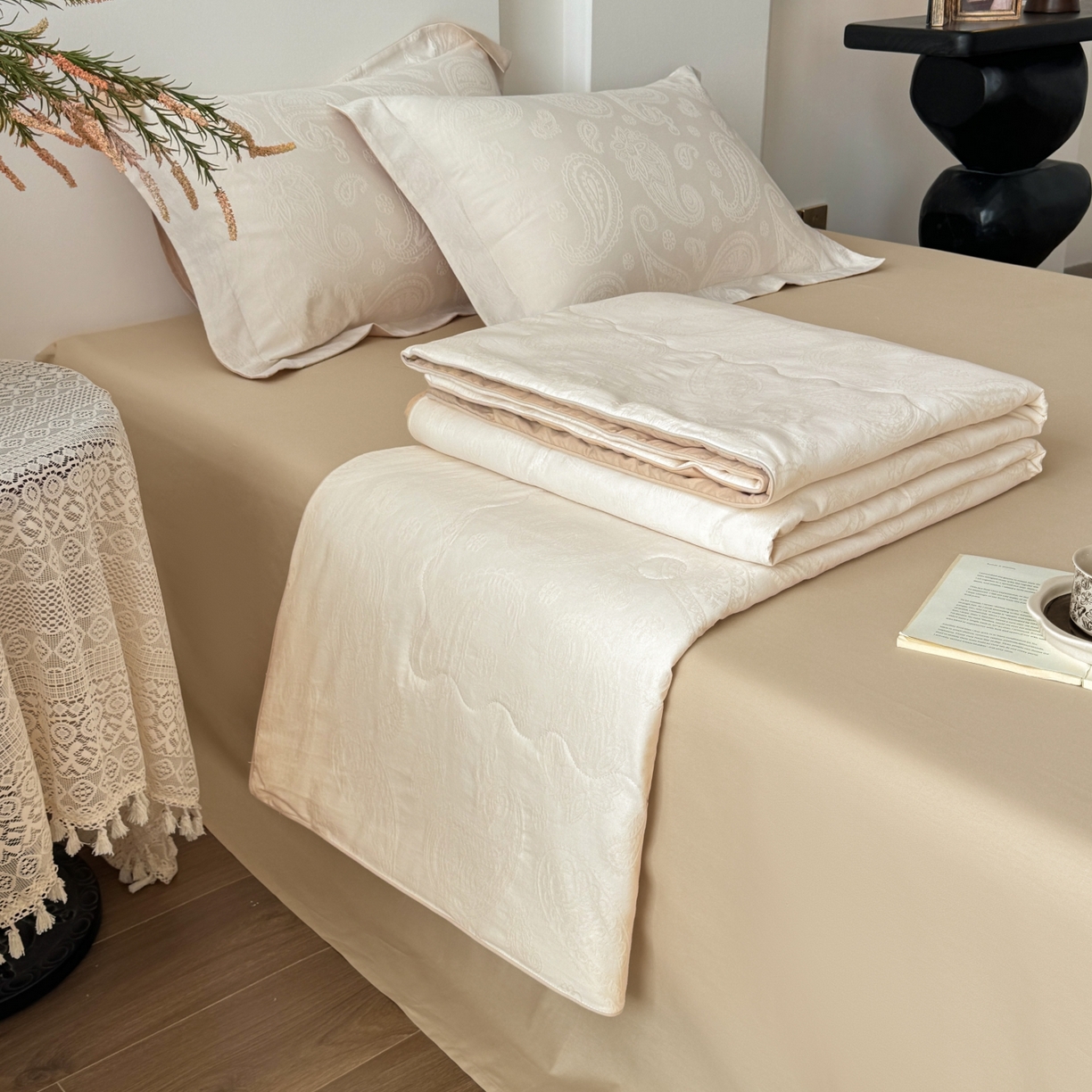 91家纺网 家纺一手货源 找家纺 宜家坊 2026春夏新款全棉60S长绒棉立体厚织提花夏被四件套单夏被枕套夏凉被空调被 腰果-米杏