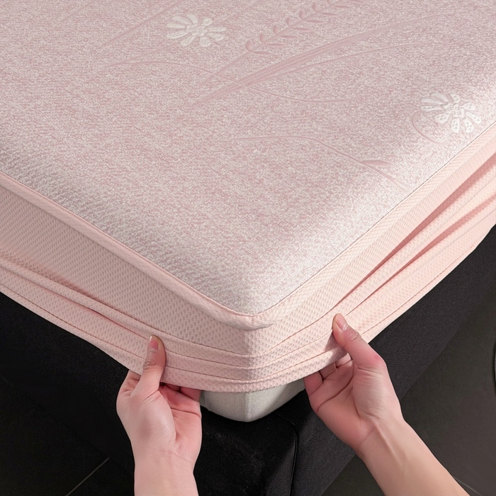 91家纺网 家纺一手货源 找家纺 牵梦萦家纺 2026新款立体浮雕压花工艺凉感豆豆凉席-床笠款 豆豆彩蝶-粉色