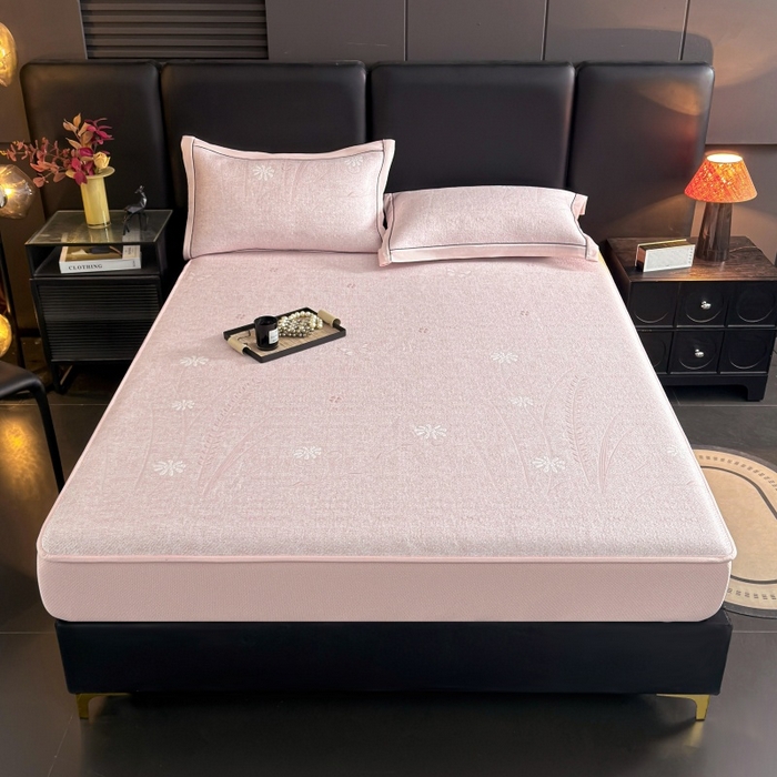 91家纺网 家纺一手货源 找家纺 牵梦萦家纺 2026新款立体浮雕压花工艺凉感豆豆凉席-床笠款 豆豆彩蝶-粉色