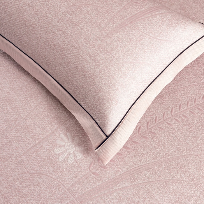 91家纺网 家纺一手货源 找家纺 牵梦萦家纺 2026新款立体浮雕压花工艺凉感豆豆凉席-床笠款 豆豆彩蝶-粉色