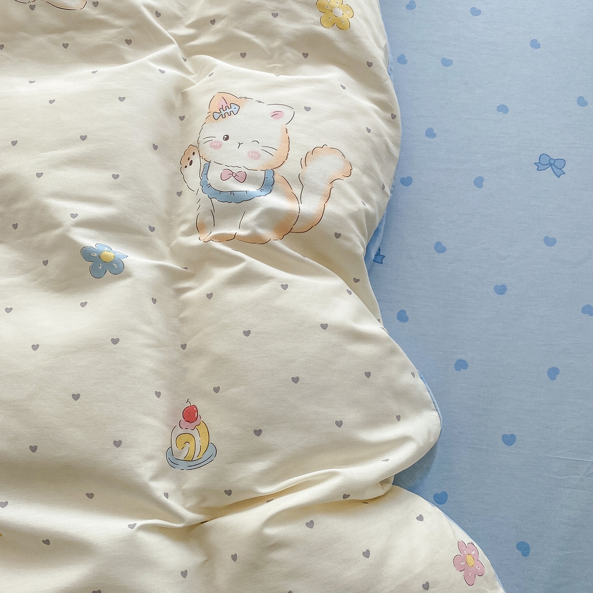 91家纺网 家纺一手货源 找家纺 钰锦珀家纺 2026新款13070全棉直角床单三件套四件套 调皮猫咪