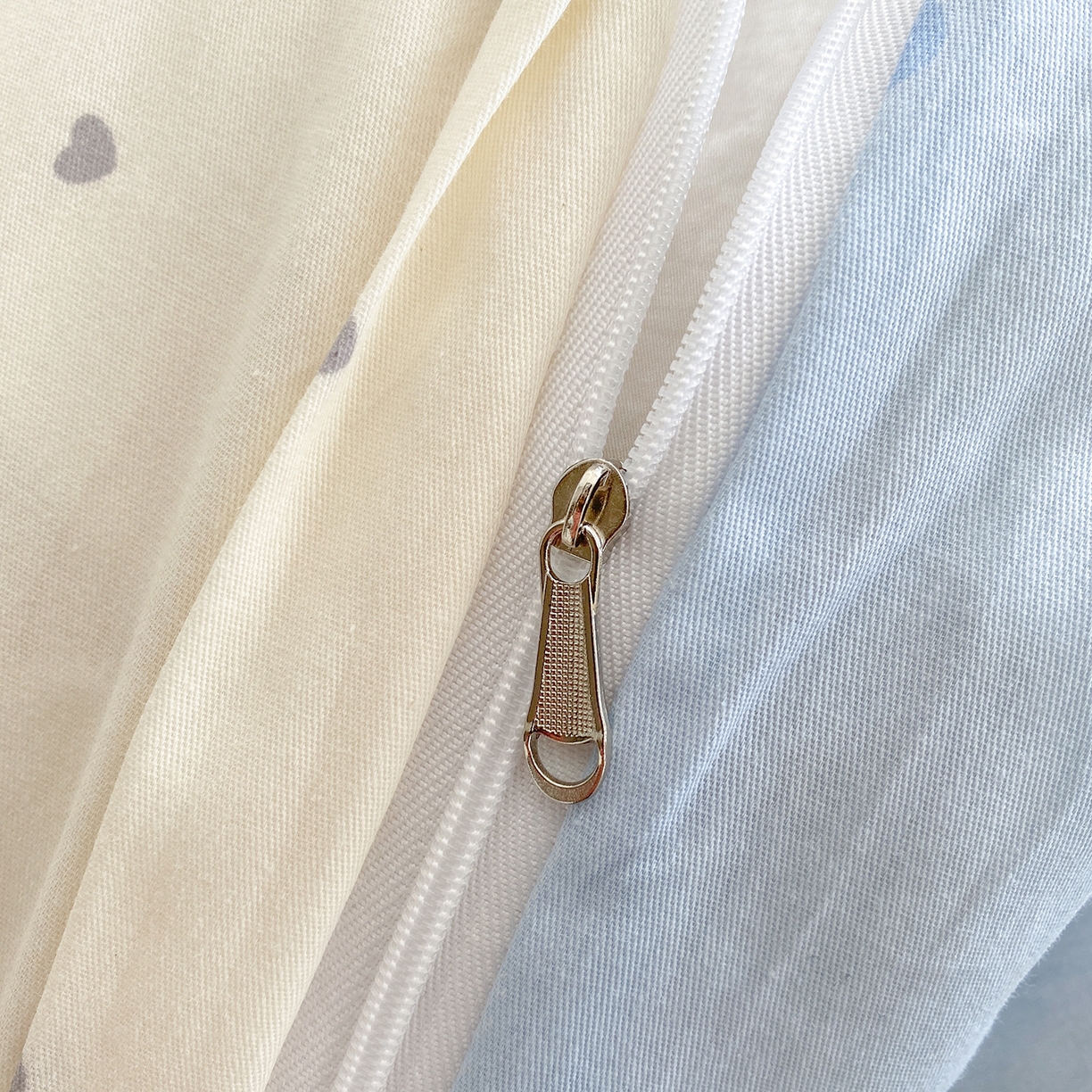 91家纺网 家纺一手货源 找家纺 钰锦珀家纺 2026新款13070全棉直角床单三件套四件套 调皮猫咪