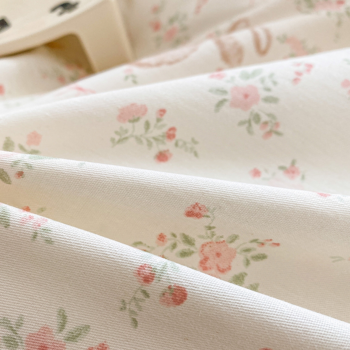 91家纺网 家纺一手货源 找家纺 钰锦珀家纺 2026新款13070全棉直角床单三件套四件套 粉樱兔小姐