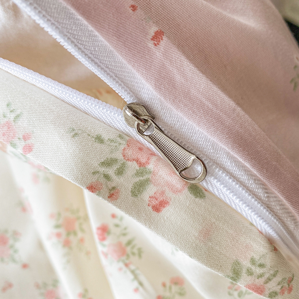 91家纺网 家纺一手货源 找家纺 钰锦珀家纺 2026新款13070全棉直角床单三件套四件套 粉樱兔小姐