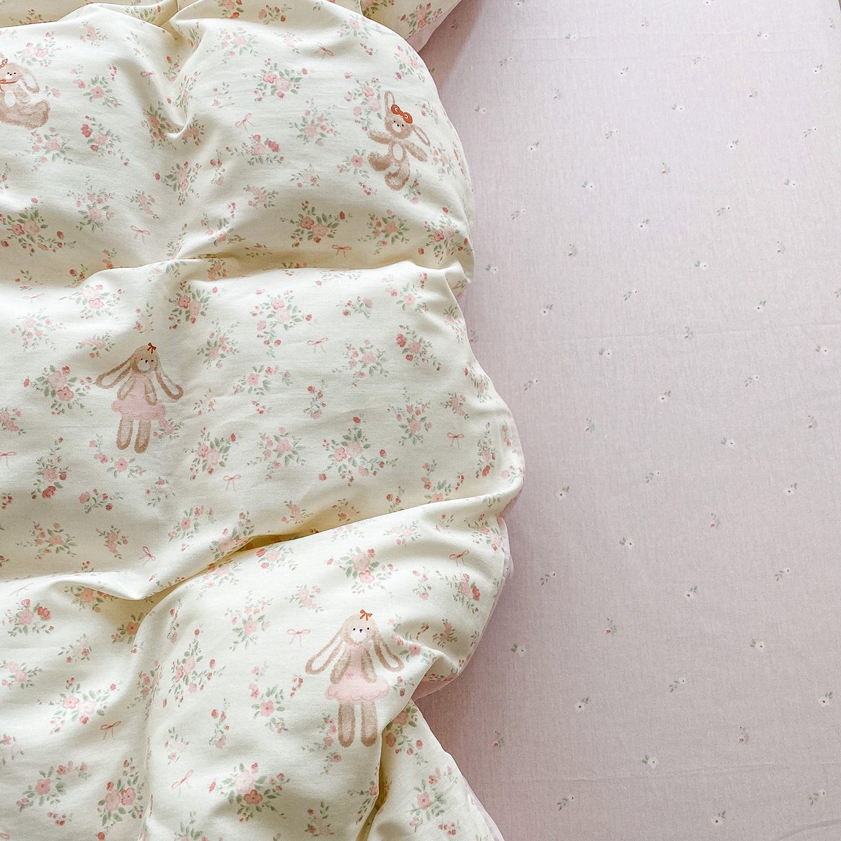 91家纺网 家纺一手货源 找家纺 钰锦珀家纺 2026新款13070全棉直角床单三件套四件套 粉樱兔小姐