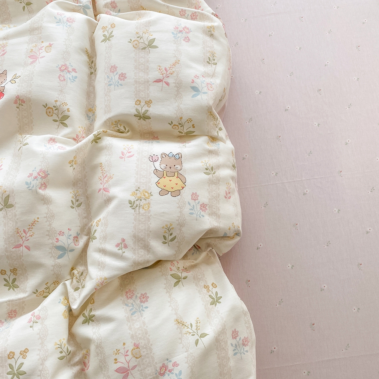 91家纺网 家纺一手货源 找家纺 钰锦珀家纺 2026新款13070全棉直角床单三件套四件套 喵喵花