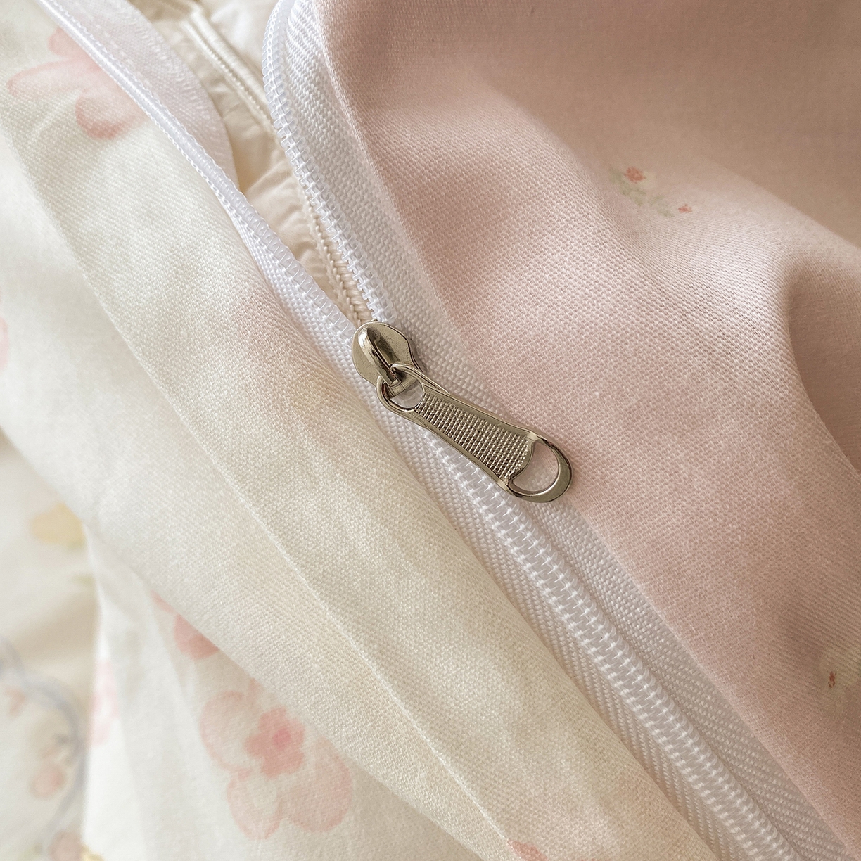 91家纺网 家纺一手货源 找家纺 钰锦珀家纺 2026新款13070全棉直角床单三件套四件套 浅色童话