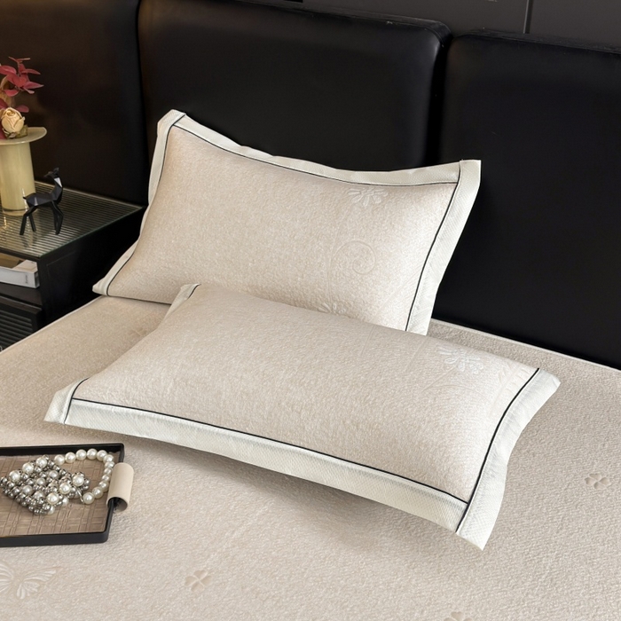 91家纺网 家纺一手货源 找家纺 牵梦萦家纺 2026新款立体浮雕压花工艺凉感豆豆凉席-床笠款 豆豆彩蝶-米白色